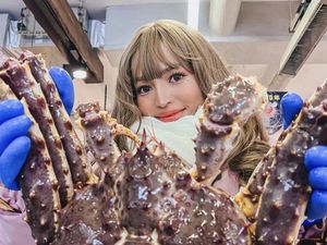 Rachel Goddard Liburan ke Jepang, Makan King Crab Rp 7 Juta!