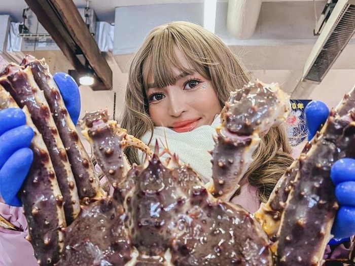 Rachel Goddard makan king crab Rp 7 juta