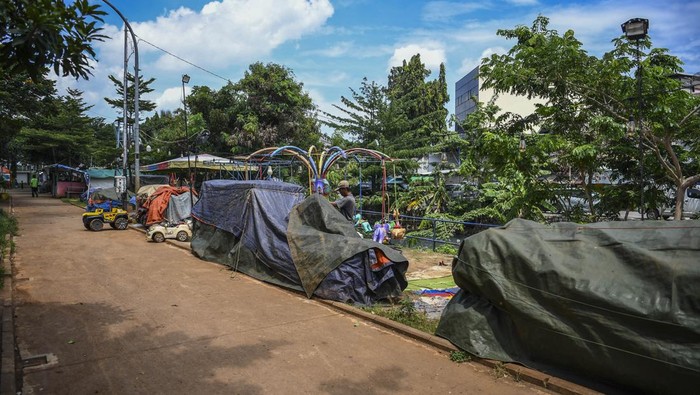 Pekerja merapikan mainan anak-anak di RTH Kalijodo, Penjaringan, Jakarta Utara, Sabtu (7/1/2023). Ruang Terbuka Hijau (RTH) Kalijodo kini kondisinya kurang terawat. ANTARA FOTO/Galih Pradipta/foc.