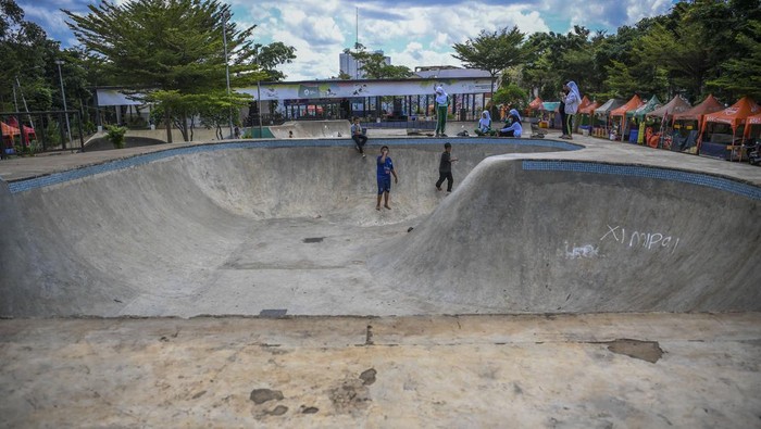 Pekerja merapikan mainan anak-anak di RTH Kalijodo, Penjaringan, Jakarta Utara, Sabtu (7/1/2023). Ruang Terbuka Hijau (RTH) Kalijodo kini kondisinya kurang terawat. ANTARA FOTO/Galih Pradipta/foc.