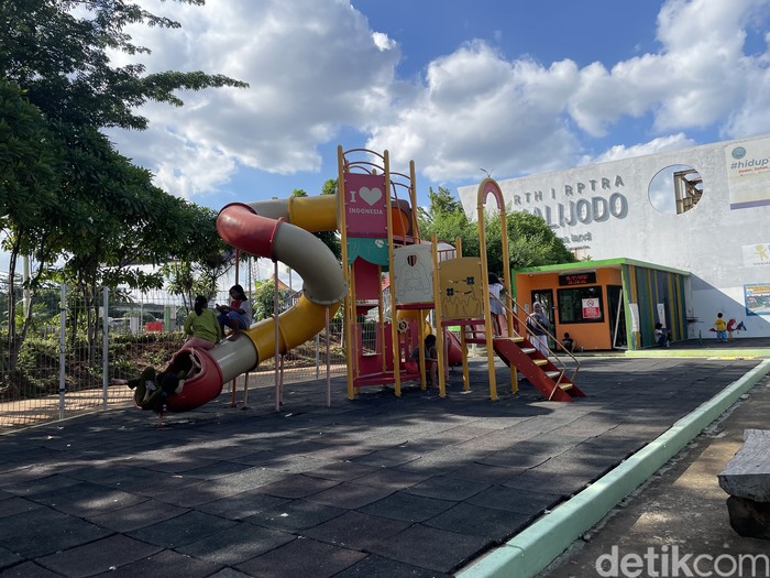 Ruang Publik Terbuka Ramah Anak (RPTRA) Kalijodo ramai dikunjungi anak-anak di akhir pekan ini. Namun, kondisi Ruang Terbuka Hijau (RTH) Kalijodo mulai rusak. (Silvia Ng/detikcom)