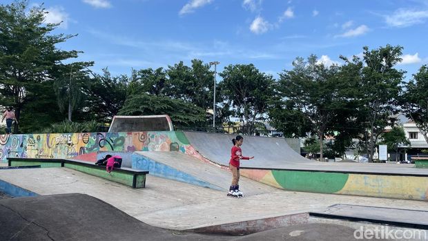 Ruang Publik Terbuka Ramah Anak (RPTRA) Kalijodo ramai dikunjungi anak-anak di akhir pekan ini. Namun, kondisi Ruang Terbuka Hijau (RTH) Kalijodo mulai rusak. (Silvia Ng/detikcom)