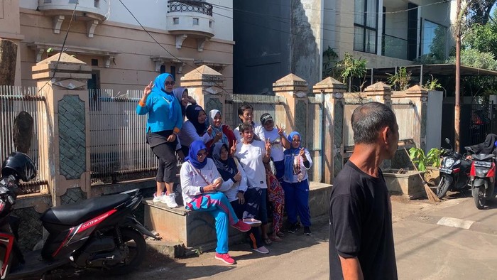 Kisah Bu Eny yang mengalami masalah kesehatan jiwa sehingga tinggal di rumah yang terbengkalai viral di media sosial. Rumah mewah yang ditinggali Bu Eni itu pun jadi objek tontonan warga hingga jadi bahan konten.