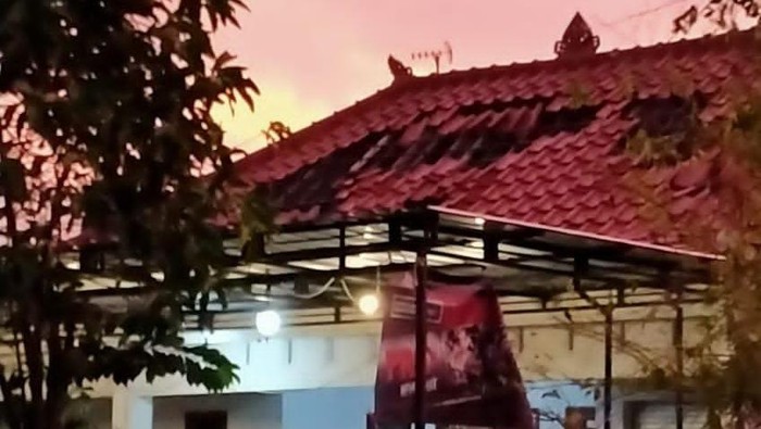 Angin kencang menerjang rumah warga Desa Mejuwet, Kecamatan Sumberejo, Bojonegoro. Dua rumah rusak parah, atapnya terbang.