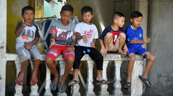 Sejumlah Daerah Larang Bawa Lato-lato ke Sekolah Sejumlah anak memainkan latto-latto di Ciomas, Kabupaten Bogor, Jawa Barat, Jumat (6/1/2023). Dinas Pendidikan Kabupaten Bogor meminta kepada pihak sekolah untuk jenjang pendidikan SD dan SMP se-Kabupaten Bogor agar melarang para siswa membawa mainan latto-latto ke sekolah karena akan mengganggu kegiatan belajar mengajar menyusul akan berakhirnya masa liburan sekolah. ANTARA FOTO/Arif Firmansyah/nym.