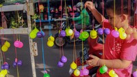 Selain Kabupaten Bogor, Dinas Pendidikan Lampung dan Kabupaten Bandung Barat juga melarang siswa membawa lato-lato ke sekolah. (ANTARA FOTO/Yulius Satria Wijaya)