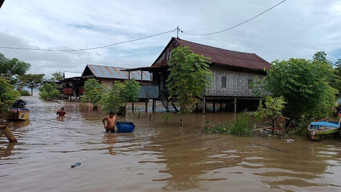 Warga terdampak banjir di Kabupaten Sidrap, Sulawesi Selatan (Sulsel) membutuhkan air bersih dan obat gatal.