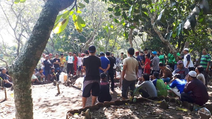 Suasana pemakaman ABK Pemalang korban keracunan gas di Sugihwaras, Pemalang, Sabtu (7/1/2023). Di antara 6 ABK itu ada bapak dan anak yang dimakamkan satu liang lahad.