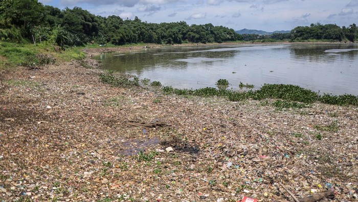 Sungai Citarum Bandung Kembali Dipadati Sampah Warga melintasi bantaran Sungai Citarum yang dipenuhi sampah di Batujajar, Kabupaten Bandung Barat, Jawa Barat, Jumat (6/1/2023). Warga di kawasan tersebut tetap memanfaatkan sumber daya alam aliran Sungai Citarum, meski kondisinya yang mulai kembali dipenuhi oleh sampah dan berwarna hitam. ANTARA FOTO/Raisan Al Farisi/aww.