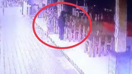 Tangkapan layar terduga pelaku pencuri WiFi di salah satu gerai makanan kawasan Kerobokan, Kuta Utara, Badung, belum lama ini. (Istimewa)