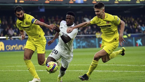 Villarreals Raul Albiol, left, and Juan Foyth try to stop Real Madrids Vinicius Junior during the Spanish La Liga soccer match between Villareal and Real Madrid at Estadio De La Ceramica in Villareal, eastern Spain, Saturday, Jan. 7, 2023. (AP Photo/Alberto Saiz)
