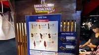Jika datang ke tempat ini, kamu bisa melihat menu yang ditempel di samping gerobak. Untuk sate atau yakitorinya, bisa pilih satuan ataupun menu paket. Foto: Detikcom / Atiqa Rana
