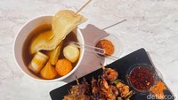  Ini menu oden dan yakitori yang dipesan oleh tim detikfood. Kami memilih beberapa jenis rebusan yang disajikan dengan kuah gurih dan paket sate isi 8 tusuk. Foto: Detikcom / Atiqa Rana
