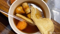 Aneka menu oden sudah disediakan di etalase kompor sehingga bisa dipilih sesuai selera. Sate odeng, cheese ball, chikuwa, seafood tofu dan fish ball ini dihargai Rp 3-8 ribu. Foto: Detikcom / Atiqa Rana