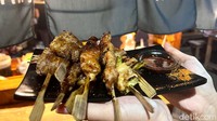 Kalau ini paket sate yakitori yang kami pesan. Satu paket sudah berisi 8 tusuk sate terdiri dari paha ayam, paha ayam dengan daun bawang, kulit ayam, dan beef enoki. Foto: Detikcom / Atiqa Rana