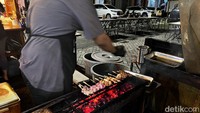 Tak perlu khawatir, semua satenya dimasak langsung di tempat dengan menggunakan arang. Hasilnya sate disajikan hangat dengan tekstur juicy! Foto: Detikcom / Atiqa Rana
