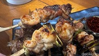 Ini merupakan menu Negima yaitu sate ayam paha dengan tambahan daun bawang. Meskipun dibakar, tetapi daging ayamnya masih sangat lembut. Foto: Detikcom / Atiqa Rana