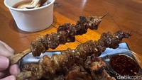 Wajib coba! Ini adalah menu kawa yang merupakan sate kulit andalan mereka. Kulitnya punya tekstur kenyal dengan rasa manis gurih. Foto: Detikcom / Atiqa Rana