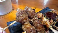Tak hanya daging ayam, mereka juga menyediakan menu beef enoki yang juga dipanggang dengan bumbu manis gurih. Dicocol dengan chili oil, rasanya bakal semakin sedap. Foto: Detikcom / Atiqa Rana