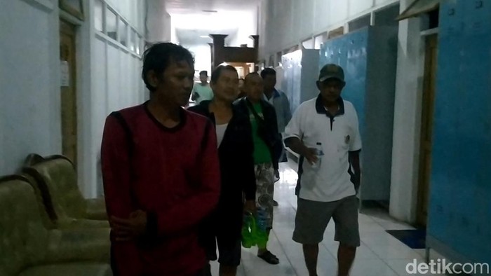 Warga Desa Mulyorejo mendatangi kantor DPRD Kabupaten Pekalongan, Sabtu (7/1/2023) malam.
