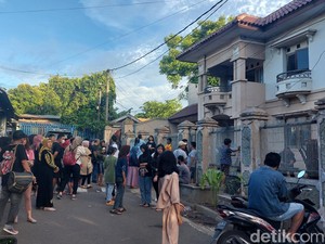 Warga Ramai-ramai Datangi Rumah Mewah Bu Eny gegara Penasaran