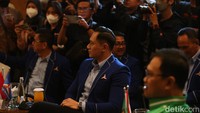 Pertemuan tersebut dibuat dalam bentuk lingkaran tanpa meja. Pertemuan kemudian dilangsungkan secara tertutup. 