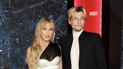 7 Potret Mesra Anak Bon Jovi yang Pacaran dengan Millie Bobby Brown