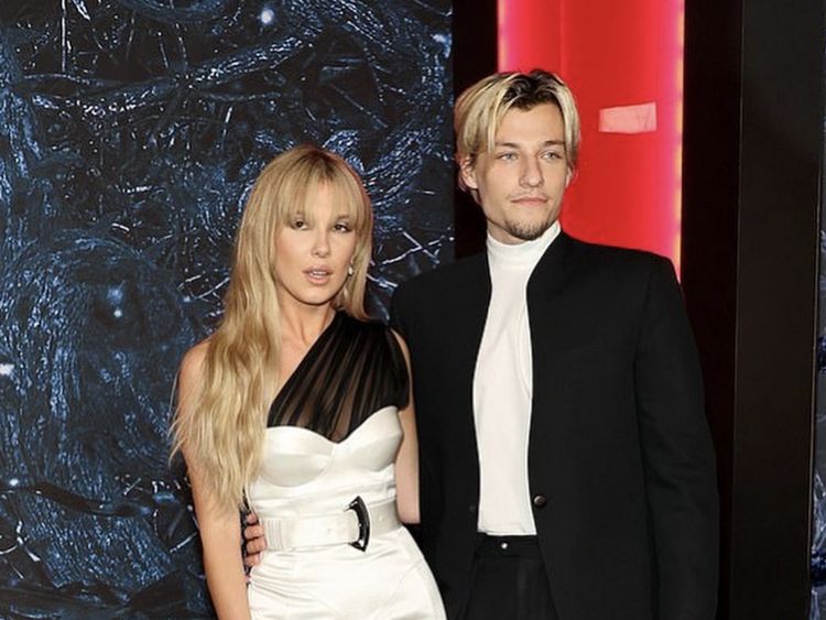 7 Potret Mesra Anak Bon Jovi yang Pacaran dengan Millie Bobby Brown