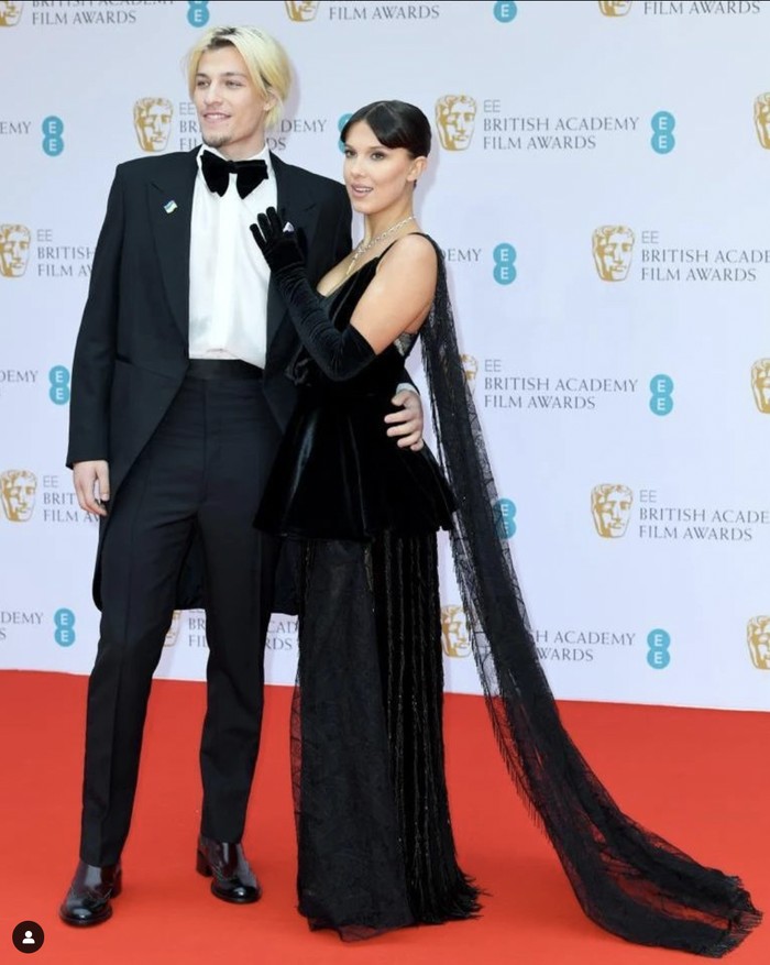 7 Potret Mesra Anak Bon Jovi yang Pacaran dengan Millie Bobby Brown 7 Potret Mesra Anak Bon Jovi yang Pacaran dengan Millie Bobby Brown