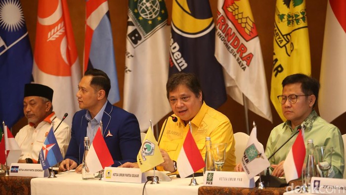 8 partai politik parlemen melakukan konfrensi pers usai menggelar pertemuan tertutup di Hotel Dharmawangsa, Jakarta, Minggu (8/1/2023).