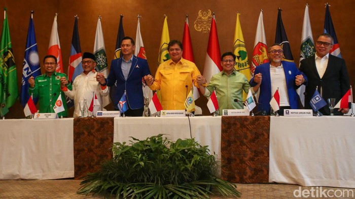 8 Parpol Kumpul di Dharmawangsa, Ini yang Dibahas 8 partai politik parlemen melakukan konfrensi pers usai menggelar pertemuan tertutup di Hotel Dharmawangsa, Jakarta, Minggu (8/1/2023).