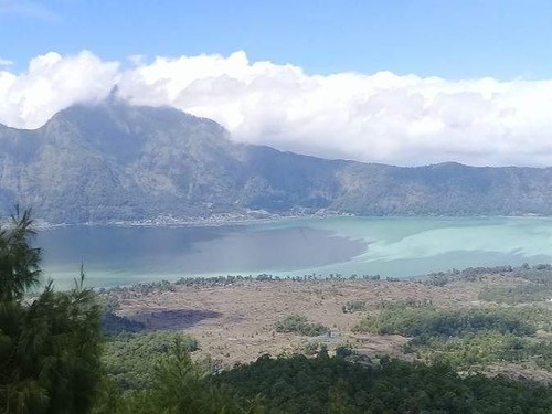 Air Danau Batur Kintamani, Kabupaten Bangli, Bali, berubah warna menjadi kehijauan atau hijau tosca.