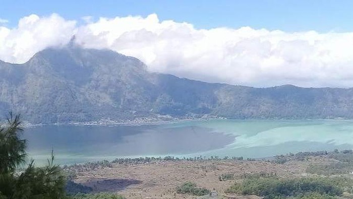 Air Danau Batur Kintamani, Kabupaten Bangli, Bali, berubah warna menjadi kehijauan atau hijau tosca.