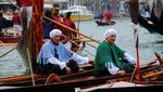 Aksi Para Penyihir Balapan Perahu di Festival Epifani Venesia