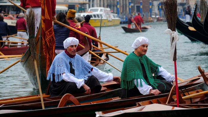 Aksi Para βPenyihirβ Balapan Perahu di Festival Epifani Venesia Men dressed as