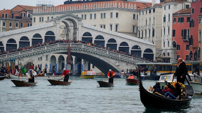 Aksi Para βPenyihirβ Balapan Perahu di Festival Epifani Venesia Men dressed as