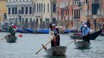Aksi Para Penyihir Balapan Perahu di Festival Epifani Venesia