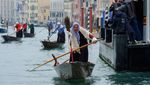 Aksi Para Penyihir Balapan Perahu di Festival Epifani Venesia