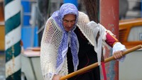 Para pendayung berpakaian seperti Befana, seorang penyihir tua imajiner dari cerita rakyat Italia yang dianggap membawa hadiah untuk anak-anak pada malam sebelum Epiphany. 