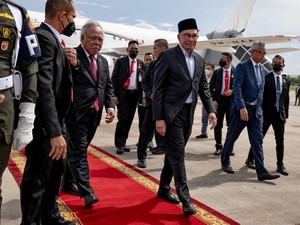 Anwar Ibrahim dan Istri Tiba di Jakarta, Menteri Basuki Menyambut