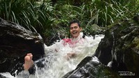 Mandi di Air Terjun Jambu Lay nan asri.
