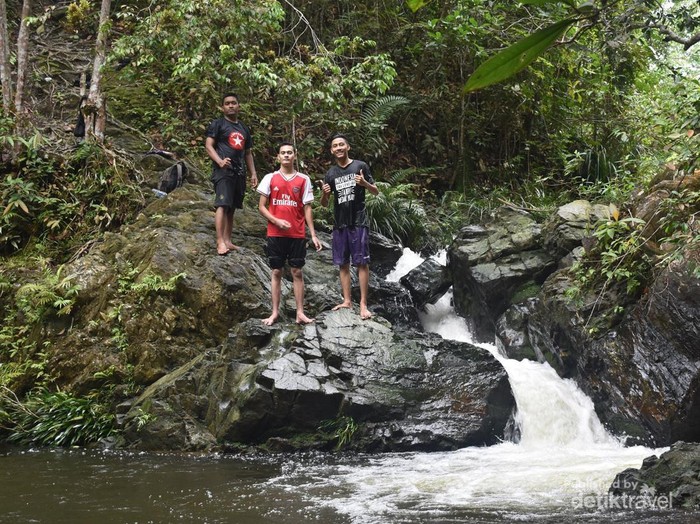 Foto bersama kawan di air terjun jambu layu