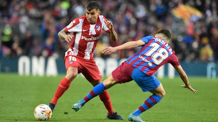 Atletico vs Barcelona Atletico Madrid's Argentine forward Angel Correa (L) vies with Barcelona's Spanish defender Jordi Alba during the Spanish league football match between FC Barcelona and Club Atletico de Madrid at the Camp Nou stadium in Barcelona on February 6, 2022. (Photo by Josep LAGO / AFP)