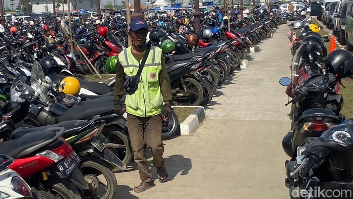 Ayi (52) tukang parkir di Masjid Al Jabbar Kota Bandung