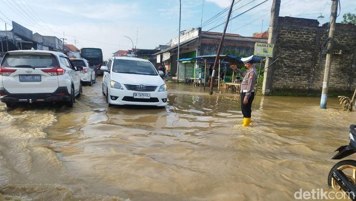 Jalan di Blega, Bangkalan kembali dilanda banjir. Banjir terjadi sejak waktu subuh tadi.