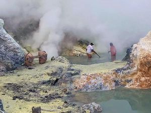 Kenekatan Penambang Belerang Nyebur Danau Asam Saat Ijen Tengah Waspada