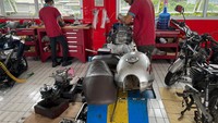 Foto: Bengkel konversi motor BBM ke Listrik/Sylke Febrina Laucereno-detikcom