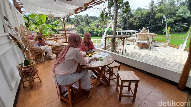 Bikin Adem, Obwis Restoran di Sumedang Ini Usung Tema Bali