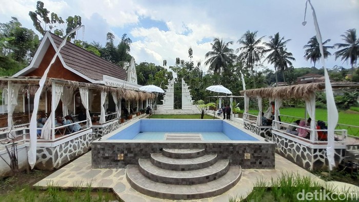 Bikin Adem, Obwis Restoran di Sumedang Ini Usung Tema Bali