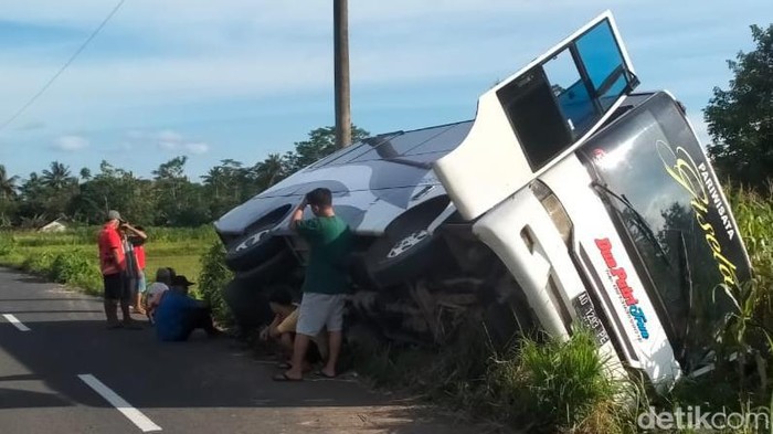 Bus asal Grobogan terperosok di jalan Glagah - Jatinom, Klaten.